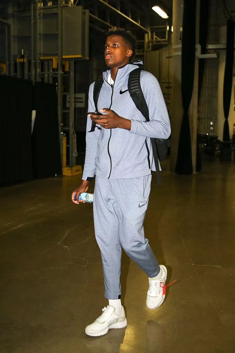 💥愤怒了！梅西离开体育场后，球迷冲场投水瓶+撕毁海报（梅西离场后爆发骚乱：球迷冲入场内投掷水瓶并撕毁海报）