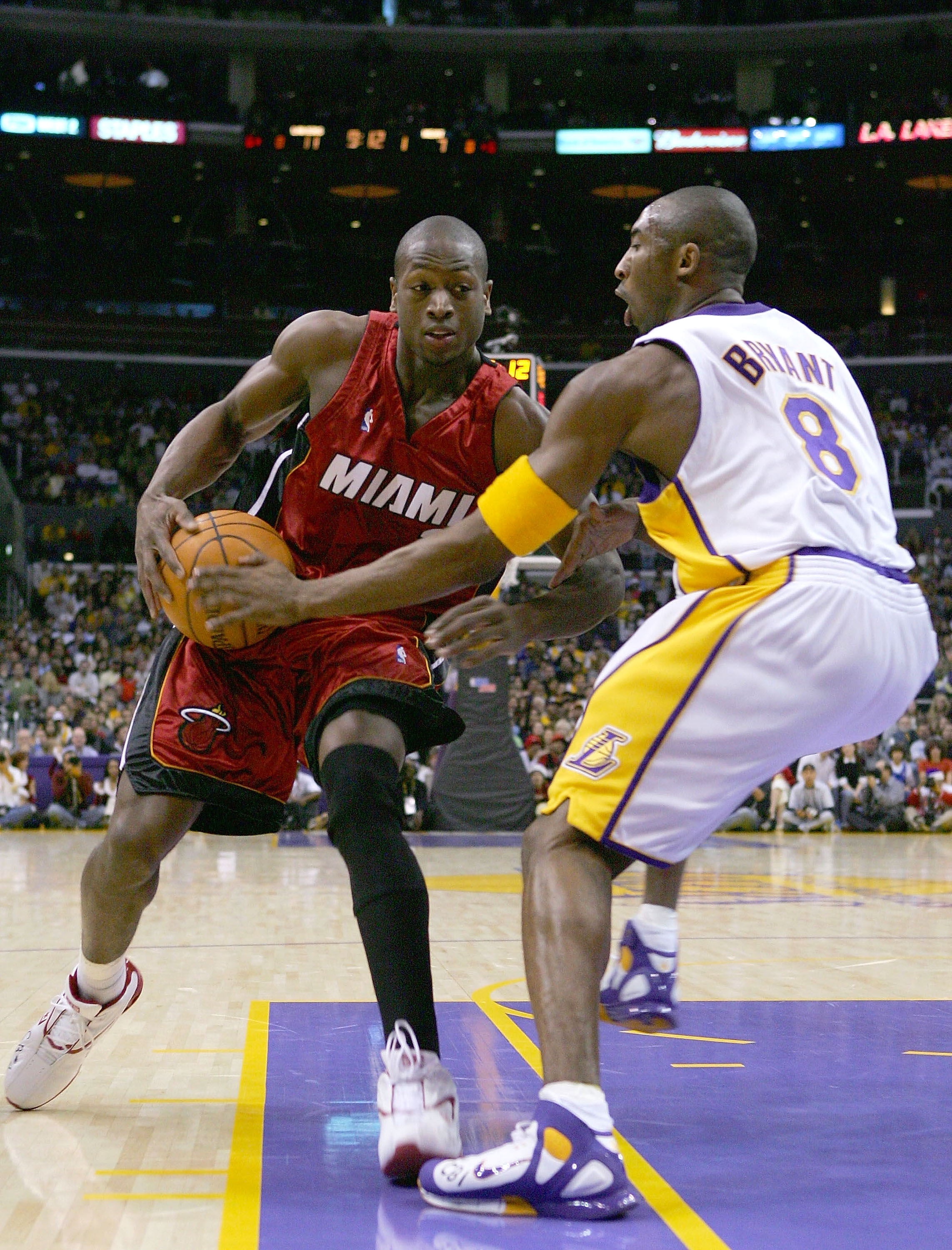 半场战报：美因茨0-1佛罗伦萨，佐姆破门（半场快讯：佛罗伦萨暂1-0领先美因茨，佐姆建功）