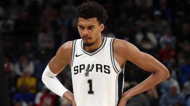 理性追星，新鹏城vs成都赛后有球迷跳下看台与韦世豪合影（理性追星！新鹏城战成都后有球迷翻越看台与韦世豪合影）