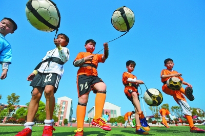 一场0-1爆出大冷门，意甲领头羊倒下，惨遭淘汰，萨里神换人（0-1爆冷，意甲榜首队折戟出局，萨里妙手换人成关键）