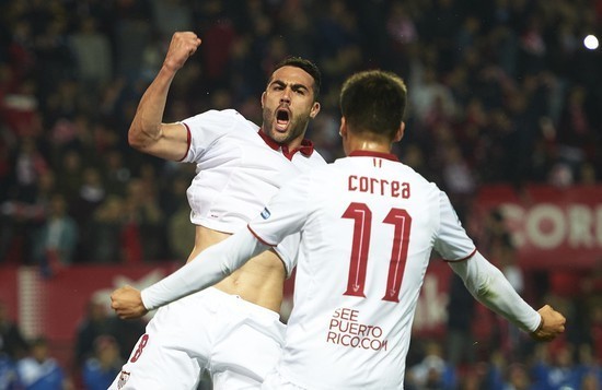 孙悦退役后与妻女定居美国，曾是NBA新星，早年受篮球启蒙，父母支持其篮球之路。（退役后孙悦携妻女定居美国：昔日NBA新星，自幼受篮球熏陶，在父母支持下走上篮坛之路）