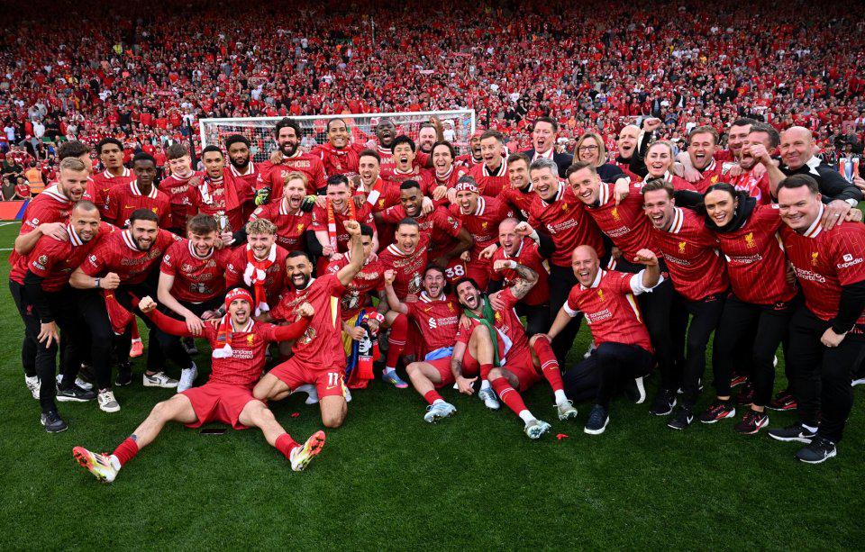 德尚在克莱枫丹问候球员：为卡马庆生、与坎特重逢（德尚抵达克莱枫丹慰问队员：为卡马庆生，重逢坎特）