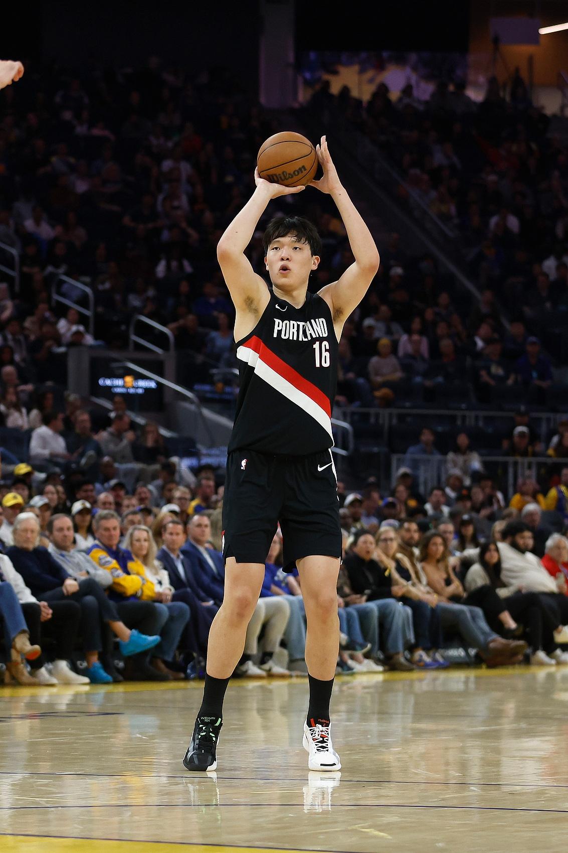 NBA官网更新MVP榜：约基奇、SGA、东契奇高居前三（NBA官网最新MVP排名出炉：约基奇、SGA、东契奇包揽前三）